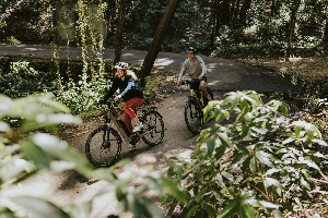 Verhuur van elektrische fietsen en mountainbikes in de Ardèche (fiets en ebike) en avontuurlijke scheppers in de Ardèche. Reis in alle vrijheid met onze begeleide tochten in het hart van het Regionale Natuurpark van de Monts d'Ardèche